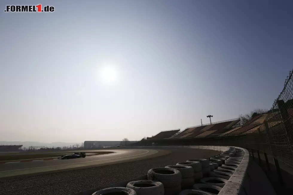 Der angeschlagene Nacken des werdenden Papas Nico Rosberg hielt, am Vormittag fuhr der Deutsche 65 Runden. Als reine Vorsichtsmaßnahme stieg Rosberg aber am Mittag aus dem Auto aus. Foto zur News: Der angeschlagene Nacken des werdenden Papas Nico Rosberg hielt, am Vormittag fuhr der Deutsche 65 Runden. Als reine Vorsichtsmaßnahme stieg Rosberg aber am Mittag aus dem Auto aus.