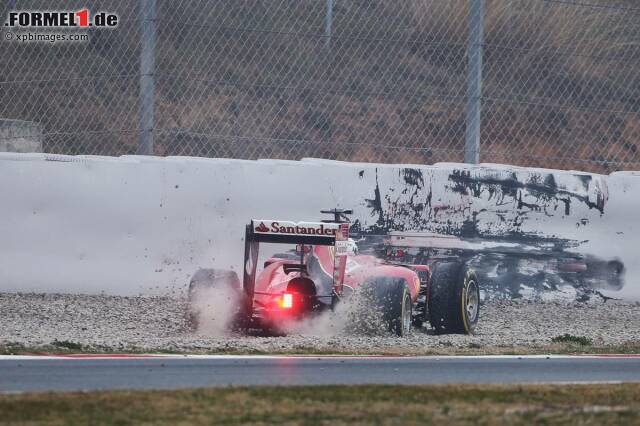 Foto zur News: War da jemand noch nicht richtig wach? Schon bei seiner Einführungsrunde um kurz nach 9 Uhr landet Sebastian Vettel mit seinem Ferrari im Kiesbett.
