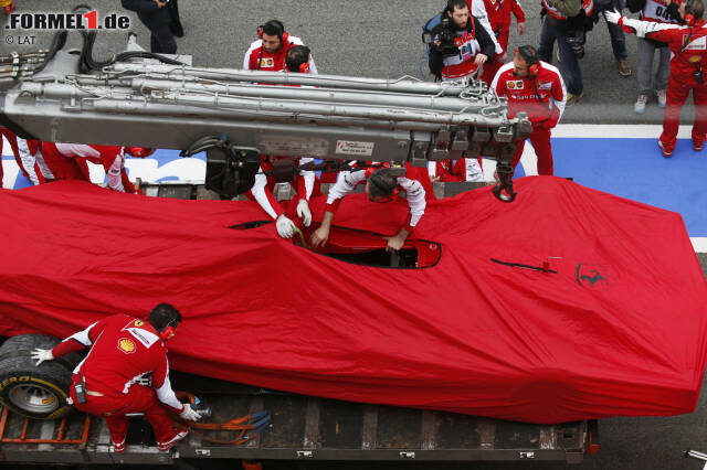 Foto zur News: Auf dem Abschleppwagen kehrt der SF15-T an die Box zurück. Nach kurzem Check geht es für Vettel weiter.