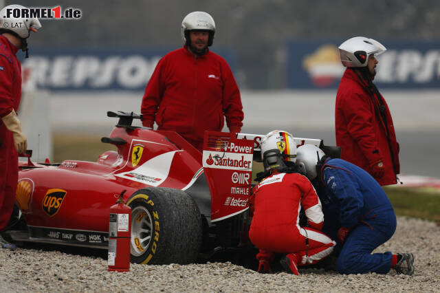 Foto zur News: Vettel schaut aufs Heck, doch die Technik trifft keine Schuld. Laut Ferrari war ein Fahrfehler Ursache des Ausritts.