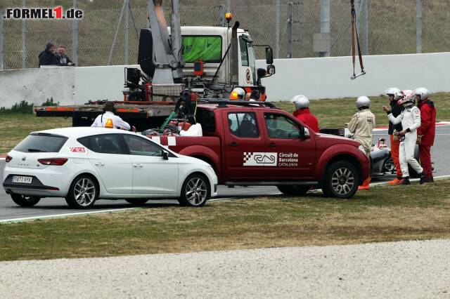 Foto zur News: Gut eine Stunde später muss der Abschleppwagen wieder ausrücken, nachdem Jenson Buttons McLaren-Honda ohne Vortrieb ausrollt.