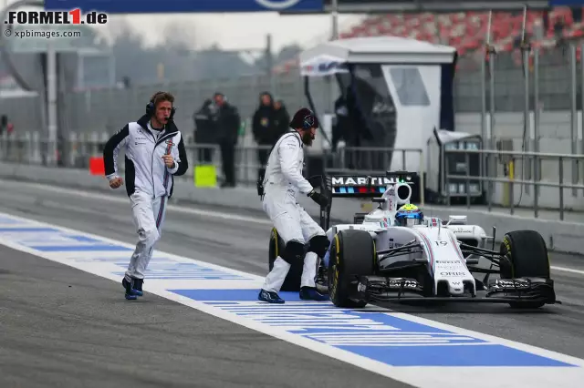 Weniger gravierend sind die Probleme von Williams, auch wenn die Mechaniker dem in der Boxengasse gestrandeten Felipe Massa zu Hilfe eilen müssen. Foto zur News: Weniger gravierend sind die Probleme von Williams, auch wenn die Mechaniker dem in der Boxengasse gestrandeten Felipe Massa zu Hilfe eilen müssen.