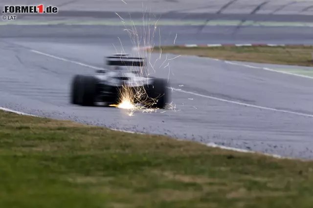 Daniil Kwjat fährt mit viel Benzin an Bord eine Rennsimulation, wie der Funkenschlag des aufsetzenden Red Bull verrät. Foto zur News: Daniil Kwjat fährt mit viel Benzin an Bord eine Rennsimulation, wie der Funkenschlag des aufsetzenden Red Bull verrät.