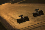 Foto zur News: Jolyon Palmer (Lotus) und Lewis Hamilton (Mercedes)