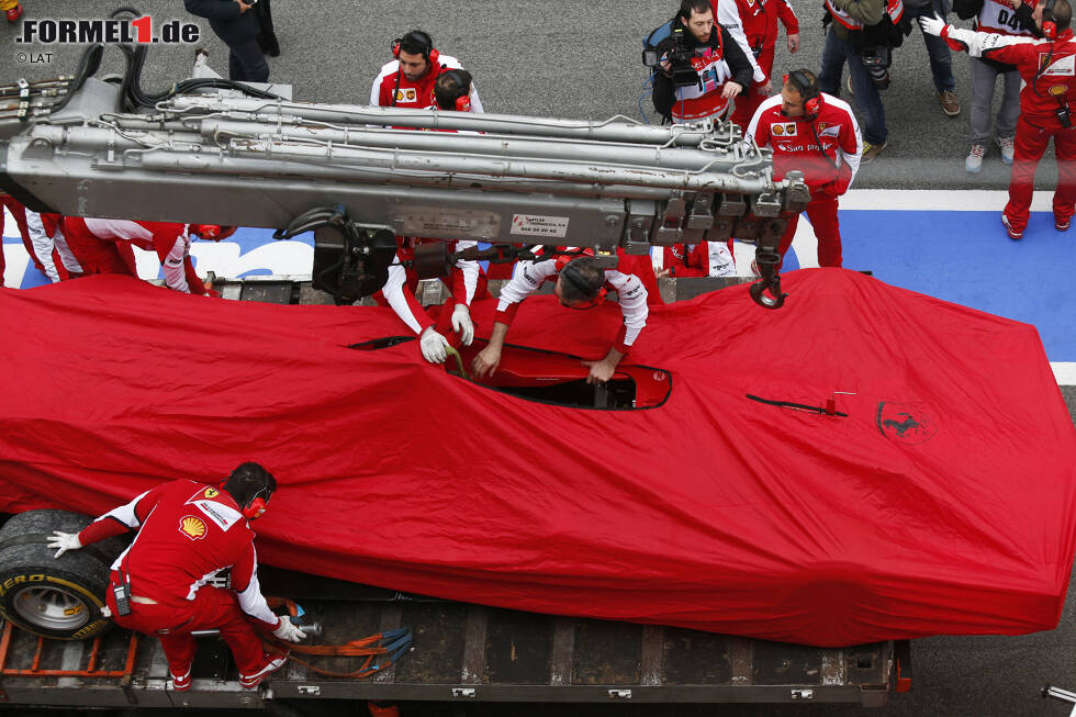 Foto zur News: Auf dem Abschleppwagen kehrt der SF15-T an die Box zurück. Nach kurzem Check geht es für Vettel weiter.