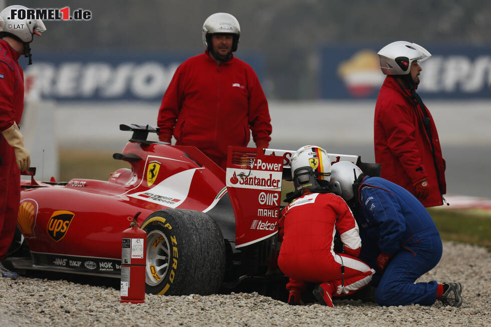 Foto zur News: Vettel schaut aufs Heck, doch die Technik trifft keine Schuld. Laut Ferrari war ein Fahrfehler Ursache des Ausritts.