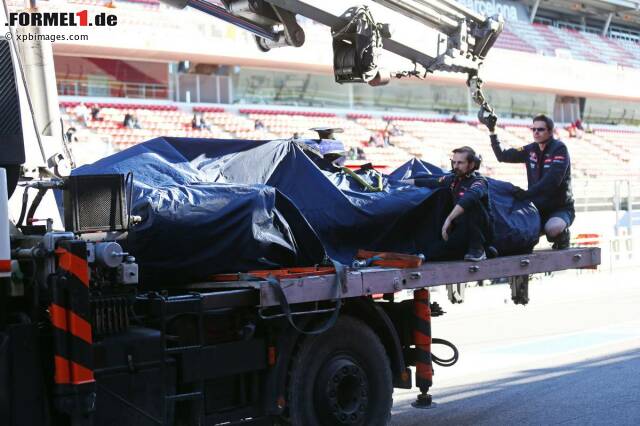 Foto zur News: Alonso war nicht der einzige Spanier, der heute das Medical Center aufsuchen musste. Carlos Sainz (Toro Rosso) wurde nach seinem Abflug am Nachmittag ebenfalls durchgechckt. Aber auch bei ihm gibt es Entwarnung.