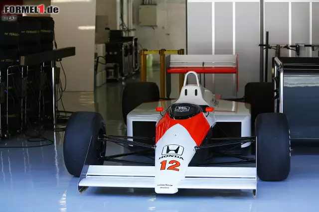 Platzhalter in der Box: Der MP4/4 aus dem Jahr 1988. Der letzte McLaren mit Honda-Turbomotor dominierte damals die Formel 1. Davon ist das Team 2015 meilenweit entfernt. Foto zur News: Platzhalter in der Box: Der MP4/4 aus dem Jahr 1988. Der letzte McLaren mit Honda-Turbomotor dominierte damals die Formel 1. Davon ist das Team 2015 meilenweit entfernt.