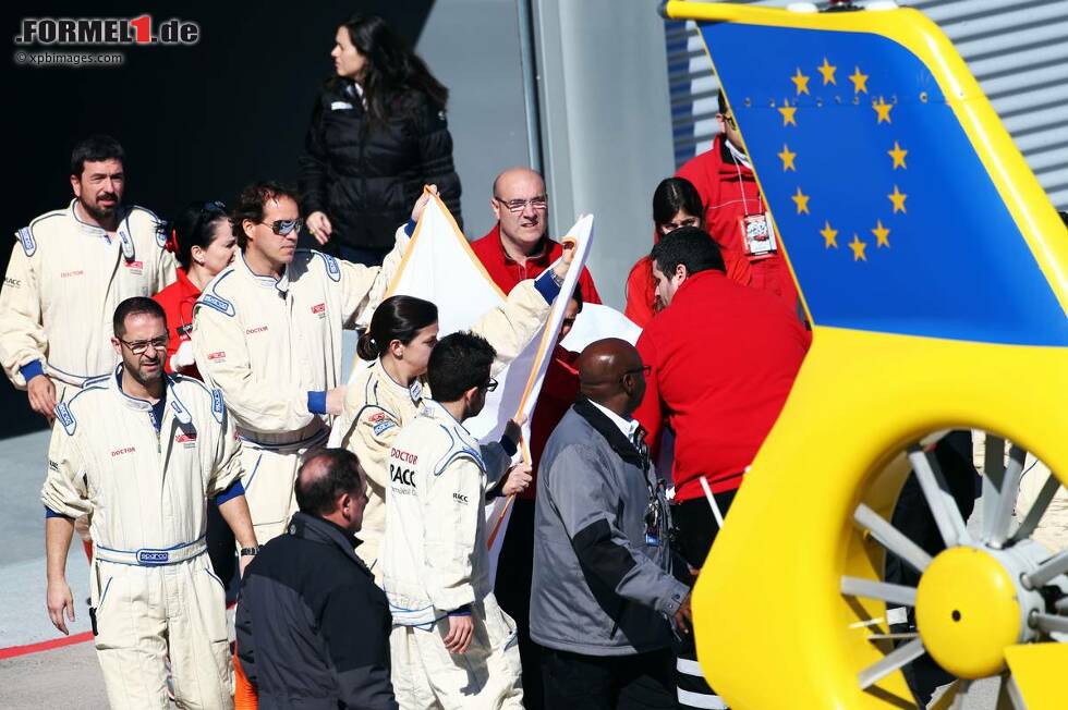 Foto zur News: Schrecksekunde in Barcelona. Fernando Alonso (McLaren-Honda) muss nach einem Unfall mit dem Rettungshubschrauber ins Krankenhaus geflogen werden. Dort werden keine Verletzungen festgestellt.