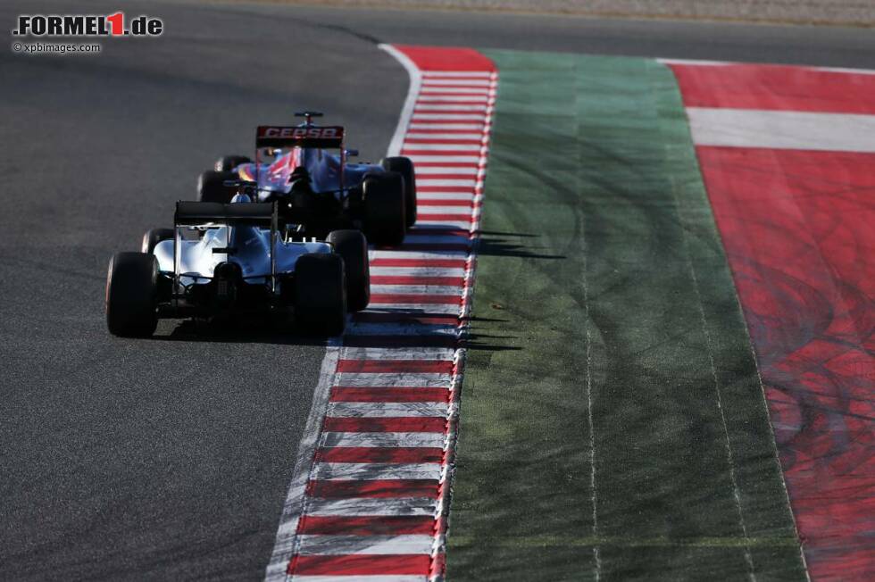 Foto zur News: Carlos Sainz jun. (Toro Rosso) und Nico Rosberg (Mercedes)