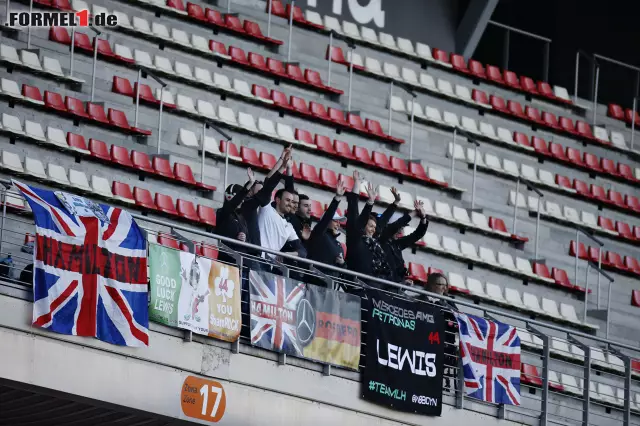 Obwohl Testfahrten für Zuschauer nur mäßig spannend sind, haben sich einige Fans am Circuit de Catalunya-Barcelona eingefunden. Nicht nur Lewis Hamilton... Foto zur News: Obwohl Testfahrten für Zuschauer nur mäßig spannend sind, haben sich einige Fans am Circuit de Catalunya-Barcelona eingefunden. Nicht nur Lewis Hamilton...