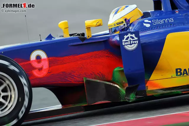 Bei Sauber untersucht man am Vormittag mit zwei verschiedenen Flow-Viz-Farben den Luftfluss am C34. Foto zur News: Bei Sauber untersucht man am Vormittag mit zwei verschiedenen Flow-Viz-Farben den Luftfluss am C34.