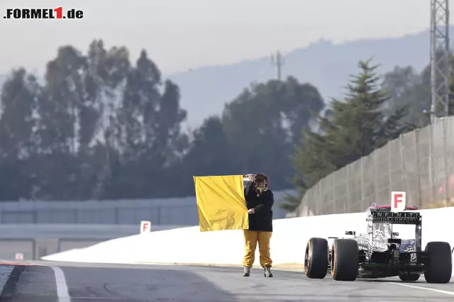 Foto zur News: Daniil Kwjat sorgt gleich zu Beginn des Tages für die erste rote Flagge, als sein Red Bull am Ende der Boxengasse stehen bleibt.