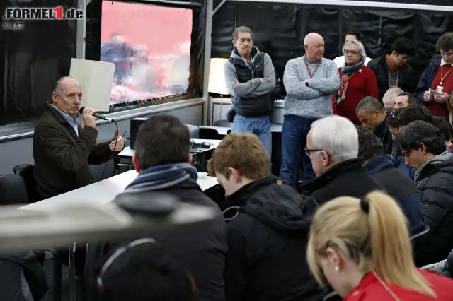 Teamchef Ron Dennis erteilt unterdessen in einer Pressekonferenz allen Verschwörungstheorien rund um den Unfall von Fernando Alonso eine Absage. Wie immer ganz vorne dabei: Unser Reporter Dieter Rencken (stehend im grauen Pullover). Foto zur News: Teamchef Ron Dennis erteilt unterdessen in einer Pressekonferenz allen Verschwörungstheorien rund um den Unfall von Fernando Alonso eine Absage. Wie immer ganz vorne dabei: Unser Reporter Dieter Rencken (stehend im grauen Pullover).