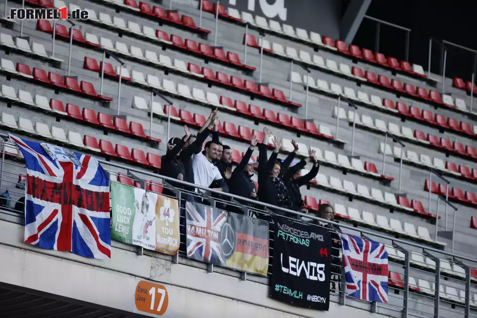 Obwohl Testfahrten für Zuschauer nur mäßig spannend sind, haben sich einige Fans am Circuit de Catalunya-Barcelona eingefunden. Nicht nur Lewis Hamilton... Foto zur News: Obwohl Testfahrten für Zuschauer nur mäßig spannend sind, haben sich einige Fans am Circuit de Catalunya-Barcelona eingefunden. Nicht nur Lewis Hamilton...