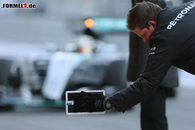 Foto zur News: Zuvor stand der W06 lange an der Box, weil Mercedes auf eine experimentelle Abstimmung umbaute. Versuch gelungen kann man sagen.