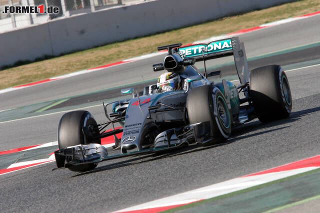 Foto zur News: Showtime in Barcelona! Einige Teams packen am Samstag weiche und superweiche Reifen aus, und auf erstgennanten fährt Lewis Hamilton 1:23.022 Minuten.