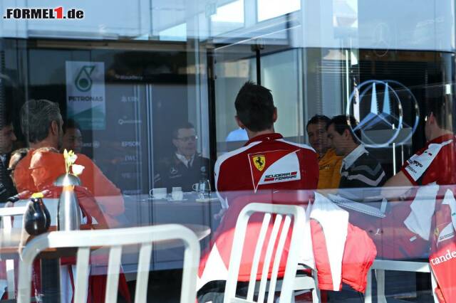 Foto zur News: Spannender als das Geschehen auf der Rennstrecke war heute fast schon eine Besprechung der Teamchefs bei Ferrari. Dabei ging es angeblich um das Motorenreglement ab 2017.