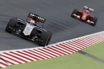 Foto zur News: Nico Hülkenberg (Force India) und Kimi Räikkönen (Ferrari)