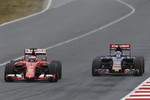 Foto zur News: Kimi Räikkönen (Ferrari) und Carlos Sainz jun. (Toro Rosso)