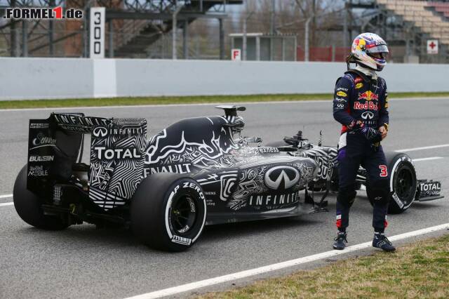 Foto zur News: Ein stehengebliebener Red Bull am Ende der Boxengasse? Kein neues Bild bei den Wintertests. Ein ERS-Defekt legt Daniel Ricciardos Auto lahm und sorgt für eine frühe rote Flagge.