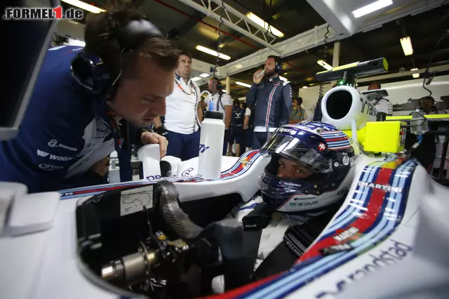 Foto zur News: Valtteri Bottas an Bord seines Williams-Autos: Im Qualifying gab's Schmerzen