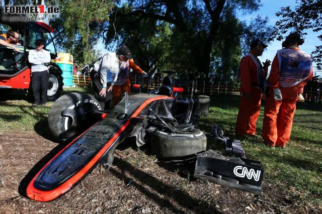 Foto zur News: Die Überreste des McLaren-Honda. Kevin Magnussen crashte ausgangs Kurve 6.