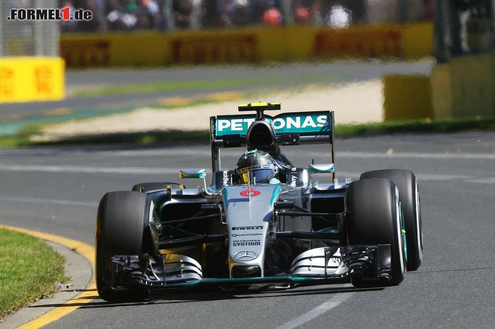 Foto zur News: Nico Rosberg hatte in beiden Trainings die Nase vor Weltmeister Lewis Hamilton