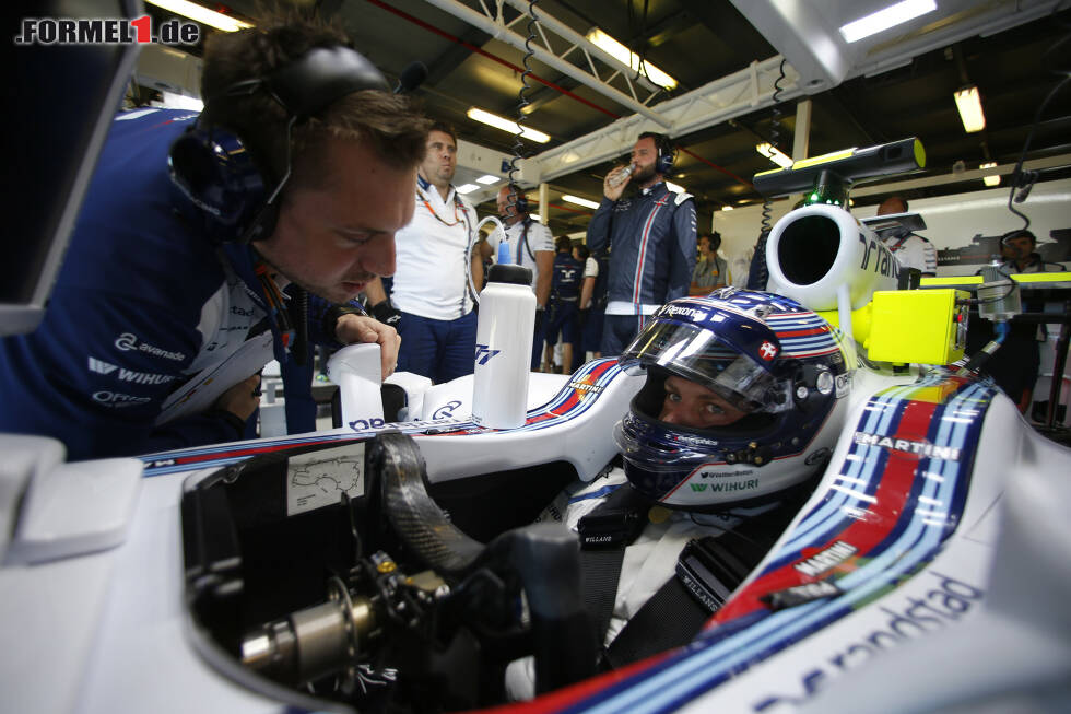 Foto zur News: Valtteri Bottas an Bord seines Williams-Autos: Im Qualifying gab&amp;#39;s Schmerzen