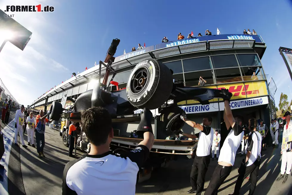 Foto zur News: Kevin Magnussens McLaren kommt wieder an die Box