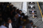 Foto zur News: Daniil Kwjat (Red Bull) und Felipe Nasr (Sauber)