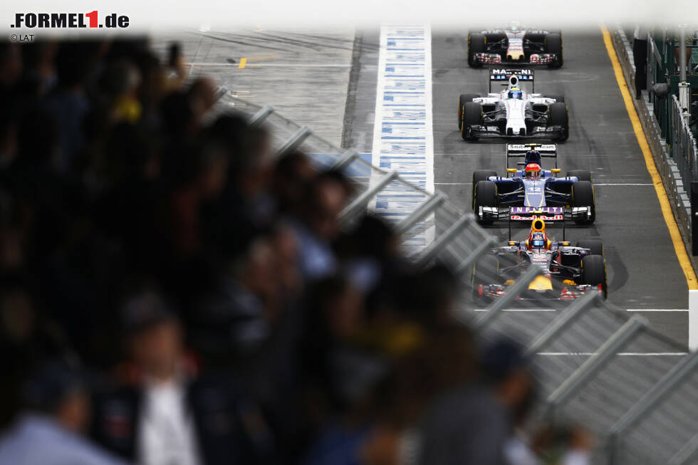 Foto zur News: Daniil Kwjat (Red Bull) und Felipe Nasr (Sauber)