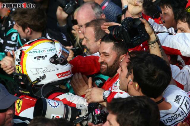 Foto zur News: Vettel im Kreis seiner Mechaniker: Viel Harmonie bei den Roten