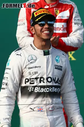 Foto zur News: Mit Terminator-Sonnenbrille: Lewis Hamilton siegte beim Großen Preis von Australien