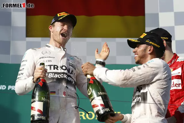 Foto zur News: Nico Rosberg und Lewis Hamilton (Mercedes AMG Petronas Formula One Team)