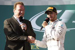 Foto zur News: Arnold Schwarzenegger und Lewis Hamilton (Mercedes)