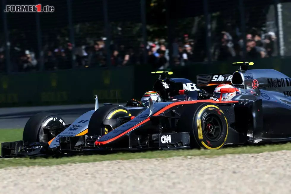 Foto zur News: Jenson Button Sergio Perez () (McLaren Honda)