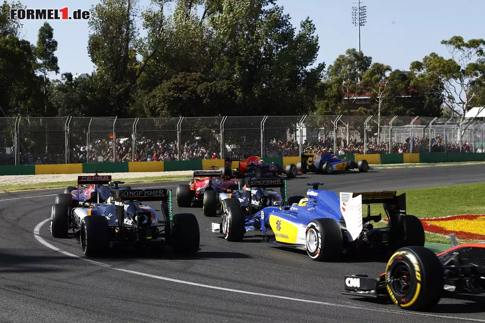 Foto zur News: Marcus Ericsson (Sauber) und Sergio Perez (Force India)