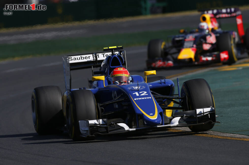 Foto zur News: Felipe Nasr (Sauber) und Daniel Ricciardo (Red Bull)