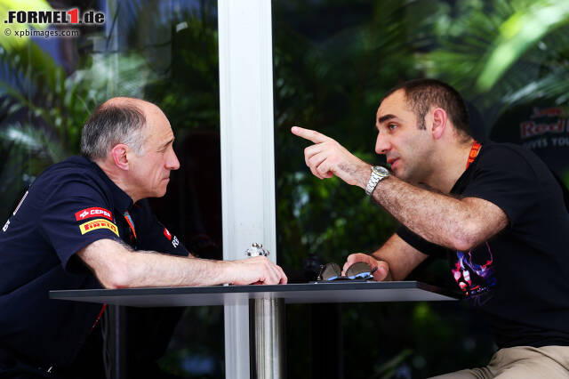 Foto zur News: Franz Tost von Toro Rosso im Gespräch mit Cyril Abiteboul