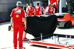 Foto zur News: Ferrari-Fracht kommt im Paddock an