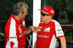 Foto zur News: Maurizio Arrivabene und Kimi Räikkönen (Ferrari)