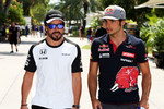 Foto zur News: Fernando Alonso (McLaren) und Carlos Sainz jun. (Toro Rosso)