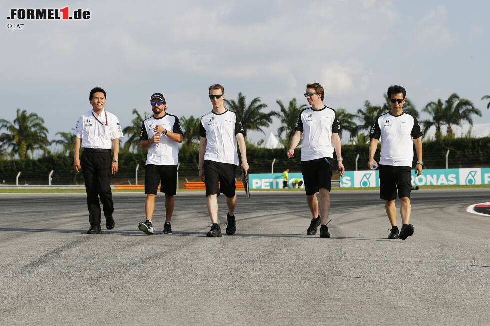 Foto zur News: Yasuhisa Arai und Fernando Alonso (McLaren)