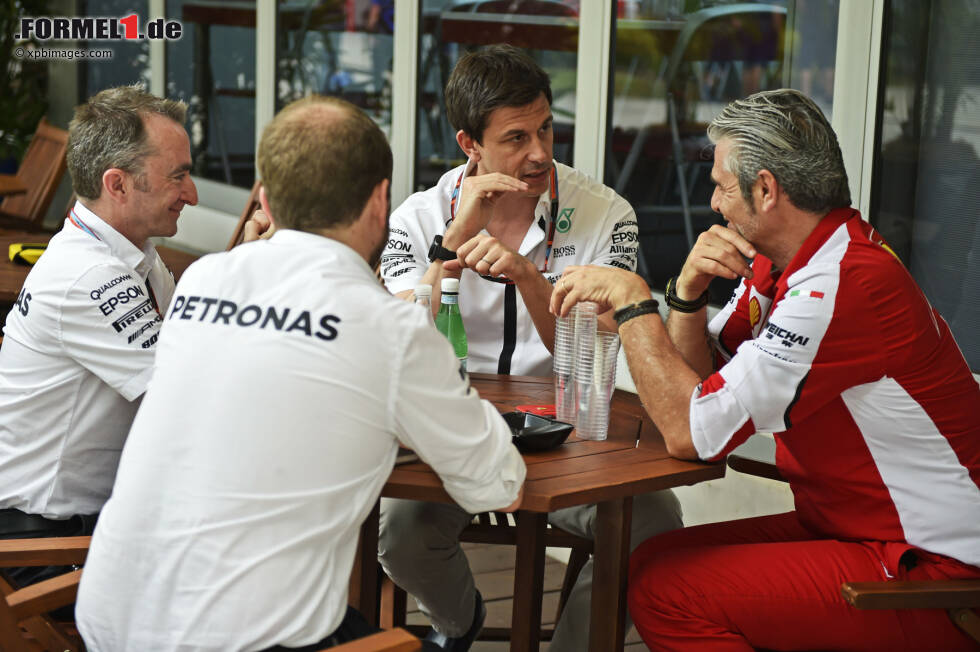 Foto zur News: Paddy Lowe, Toto Wolff (Mercedes) und Maurizio Arrivabene (Ferrari)