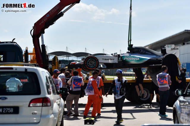 Foto zur News: Im ersten Training kam Lewis Hamiltons Auto auf dem Abschleppwagen zurück