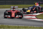 Foto zur News: Daniil Kwjat (Red Bull) und Kimi Räikkönen (Ferrari)