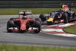 Foto zur News: Daniil Kwjat (Red Bull) und Kimi Räikkönen (Ferrari)