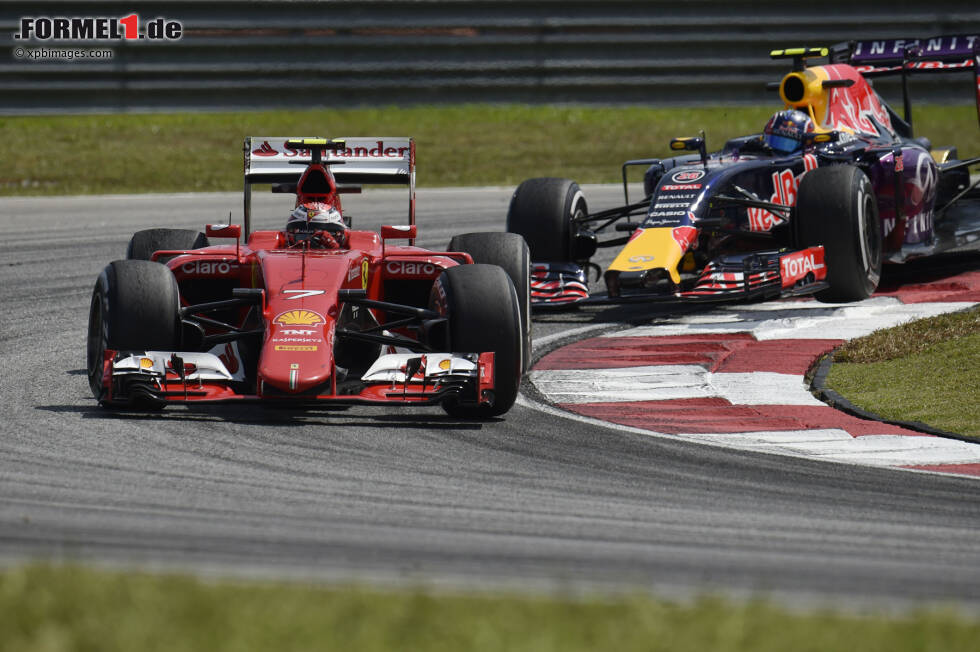 Foto zur News: Daniil Kwjat (Red Bull) und Kimi Räikkönen (Ferrari)
