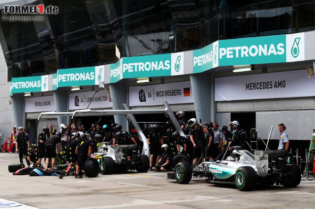 Foto zur News: Nico Rosberg vor Lewis Hamilton (Mercedes AMG Petronas Formula One Team)